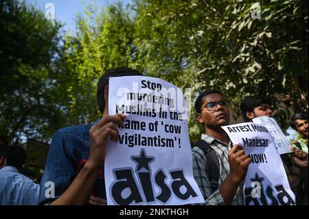 Nuova Delhi, Delhi, India. 24th Feb, 2023. I membri e i sostenitori dell'Associazione All India Students Association (AISA) detengono cartelli durante una protesta contro la recente uccisione di due uomini musulmani presumibilmente da parte di Cow Vigilantes a Nuova Delhi. (Credit Image: © Kabir Jhangiani/ZUMA Press Wire) SOLO PER USO EDITORIALE! Non per USO commerciale! Foto Stock