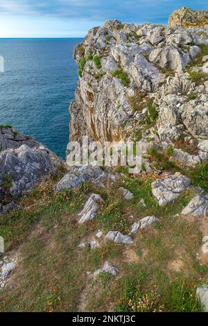 Costa rocciosa, scogliere di Pría, formazione carsica, Bufones de Pría, Paesaggio protetto della costa orientale delle Asturie, Lames de Pría, Asturie, Spagna, UE Foto Stock