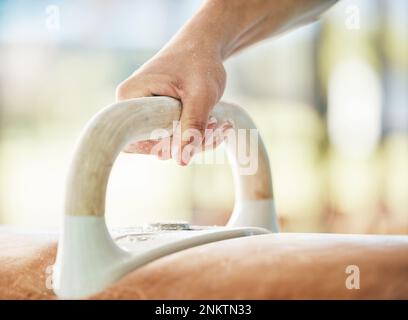 Mano, ginnastica pommel cavallo e manico in palestra, fitness zoom con attrezzature sportive e allenamento per lo sport. Sport professionale, persona in allenamento Foto Stock