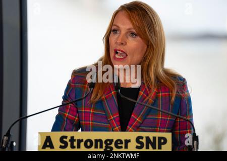 North Queensferry, Scozia, Regno Unito. 24 febbraio 2023. Ash Regan MSP incontra i media alla sua campagna stampa lancio evento a North Queensferry oggi. È una delle tre candidate che si stanno battendo per essere il prossimo leader della SNP. Iain Masterton/Alamy Live News Foto Stock