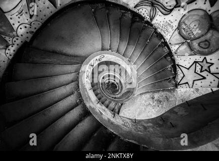 Scale in un hotel abbandonato nell'isola di Sao Miguel nelle Azzorre, Monte Palace. bianco e nero Foto Stock