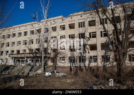 Le case distrutte nella città di Irpin, qui raffigurato il 23 febbraio 2023. (Foto CTK/Vladimir Prycek) Foto Stock