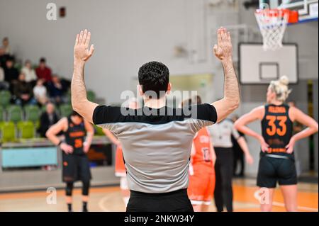 L'uomo arbitro mostra il tiro libero con le sue mani. In background giocatori. Foto Stock