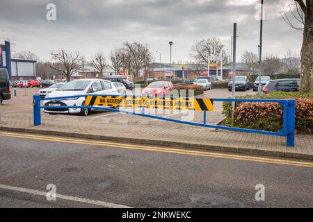 Un cartello di divieto di accesso all'ingresso di un parcheggio al dettaglio di Canterbury. Foto Stock