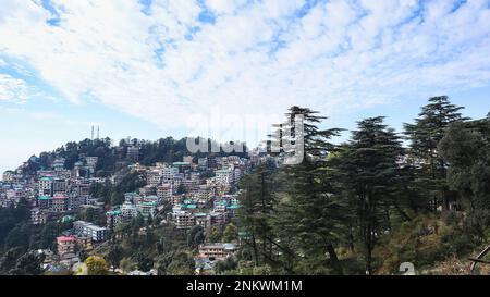 Veduta di Mcleod Ganj da Bagshunag, Dharamshala, Himachal Pradesh, India Foto Stock