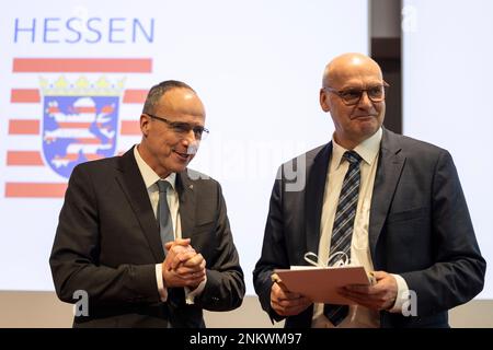 Wiesbaden, Germania. 24th Feb, 2023. Bernd Neumann (r), nuovo presidente dell'Ufficio di Stato per la protezione della Costituzione in Assia, si trova accanto a Peter Beuth (CDU), ministro degli interni dell'Assia, durante la sua inaugurazione. Credit: Hannes P. Albert/dpa/Alamy Live News Foto Stock