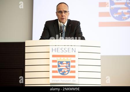 Wiesbaden, Germania. 24th Feb, 2023. Peter Beuth (CDU), Ministro degli interni dell'Assia, interviene all'inaugurazione del nuovo Presidente dell'Ufficio di Stato per la protezione della Costituzione in Assia, Bernd Neumann. Credit: Hannes P. Albert/dpa/Alamy Live News Foto Stock