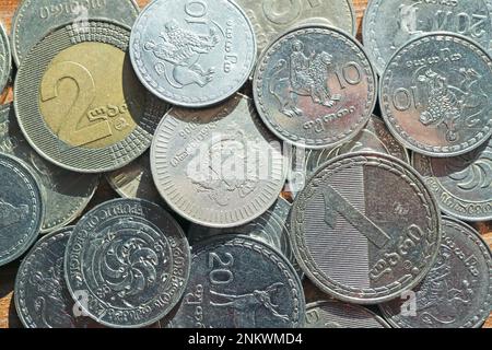 Primo piano di monete georgiane 1 e 2 Lari con altre monete Foto Stock