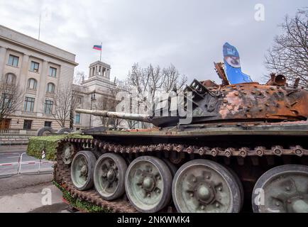 Berlino, Germania. 24th Feb, 2024. Un carro armato russo del T72 distrutto dalle forze ucraine viene messo in mostra fuori dall'ambasciata russa a Berlino per protestare contro l'invasione russa dell'Ucraina nel 1st° anniversario dell'inizio della guerra. Credit: David Crossland/Alamy Live News Foto Stock