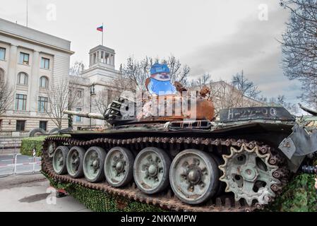 Berlino, Germania. 24th Feb, 2024. Un carro armato russo del T72 distrutto dalle forze ucraine viene messo in mostra fuori dall'ambasciata russa a Berlino per protestare contro l'invasione russa dell'Ucraina nel 1st° anniversario dell'inizio della guerra. Credit: David Crossland/Alamy Live News Foto Stock