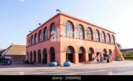 INDIA, PUNJAB, AMRITSAR, Dicembre 2022, turisti al Ristorante Heritage all'interno del Forte Guru Gobind Singh Foto Stock