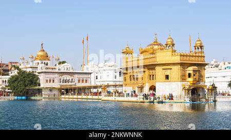INDIA, PUNJAB, AMRITSAR, Dicembre 2022, devotee all'entrata del Tempio d'Oro o del Tempio di Sri Harmandir Sahib costruito nel 1604, spirito preminente Foto Stock