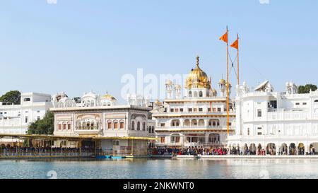 INDIA, PUNJAB, AMRITSAR, Dicembre 2022, turisti all'ingresso del Tempio d'Oro o Sri Harmandir Sahib Tempio costruito nel 1604, pre-eminente spiri Foto Stock
