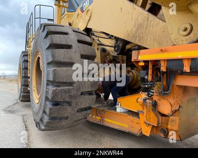 Trasporto della pala gommata di grandi dimensioni al prossimo cantiere minerario, trasporto pesante Foto Stock