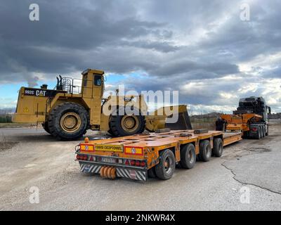 Trasporto della pala gommata di grandi dimensioni al prossimo cantiere minerario, trasporto pesante Foto Stock