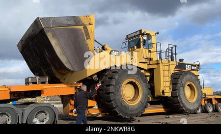 Trasporto della pala gommata di grandi dimensioni al prossimo cantiere minerario, trasporto pesante Foto Stock