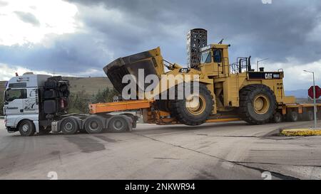 Trasporto della pala gommata di grandi dimensioni al prossimo cantiere minerario, trasporto pesante Foto Stock