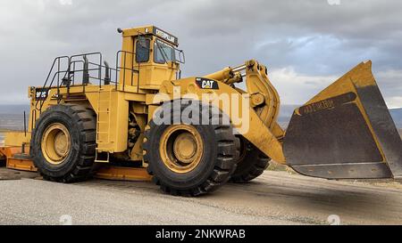 Trasporto della pala gommata di grandi dimensioni al prossimo cantiere minerario, trasporto pesante Foto Stock