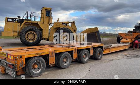 Trasporto della pala gommata di grandi dimensioni al prossimo cantiere minerario, trasporto pesante Foto Stock