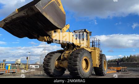 Trasporto della pala gommata di grandi dimensioni al prossimo cantiere minerario, trasporto pesante Foto Stock