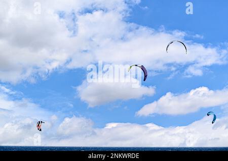 Persone che praticano il kitesurf sulla spiaggia di Los Caños de Meca, vicino al faro di Trafalgar, Barbate, Cádiz Foto Stock