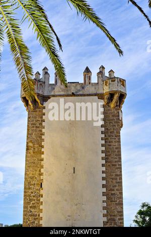 Vista sulla torre guzman nella città di conil de la frontera, cadice, spagna. Foto Stock