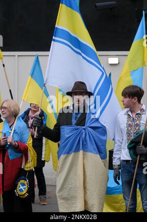 Cenotaph, Whitehall, Londra, Regno Unito. 24th Feb 2023. Il popolo ucraino segna un minuto di silenzio al Cenotaf in occasione del 1st° anniversario dell'invasione della Russia. Credit: Matthew Chattle/Alamy Live News Foto Stock