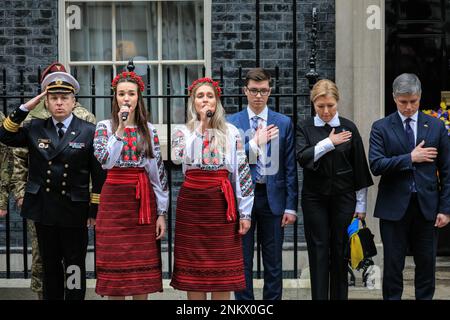 Londra, Regno Unito. 24th Feb, 2023. Rishi Sunak, primo ministro del Regno Unito, con sua moglie Akashta, osserva un minuto di silenzio per celebrare il primo anniversario dell'invasione russa dell'Ucraina. Il PM è Unito fuori 10 Downing Street dall'ambasciatore ucraino nel Regno Unito, Vadym Prystaiko con sua moglie Inna, membri delle forze armate ucraine e rappresentanti di ogni nazione Interflex, così come cantanti ucraini. Credit: Imageplotter/Alamy Live News Foto Stock