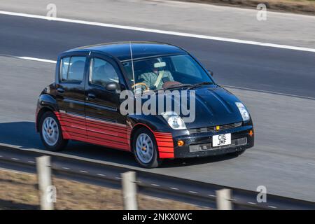 Raro inusuale 2000 giapponese Will VI Black Red TOYOTA 1298cc benzina. Virtual Venture Company insolita testa di stile turner compatta stravagante city car che viaggia sull'autostrada M6 UK Foto Stock