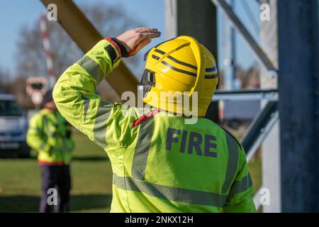 Lancashire Fire and Emergency Rescue Team in una giornata di formazione a Maritime Way, Preston Docks. Uso di una SCALA di salvataggio estendibile PER INCENDIO AS Fire & Safety 13,5 che sale sull'ascensore situato presso Preston Docks, Riversway, Regno Unito Foto Stock