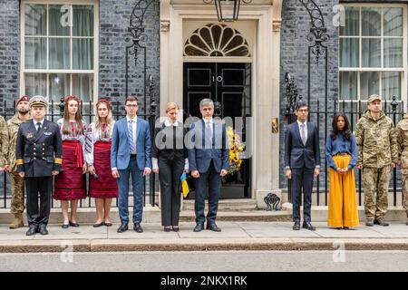 Downing Street, Londra, Regno Unito. 24th febbraio 2023. Il primo ministro britannico, Rishi Sunak e sua moglie accolgono l'ambasciatore ucraino nel Regno Unito, Vadym Prystaiko, sua moglie e suo figlio, membri delle forze armate ucraine e rappresentanti di ogni nazione Interflex a Downing Street, Osservare un minuto di silenzio per celebrare il primo anniversario dell’invasione russa su vasta scala dell’Ucraina. Foto di Amanda Rose/Alamy Live News Foto Stock