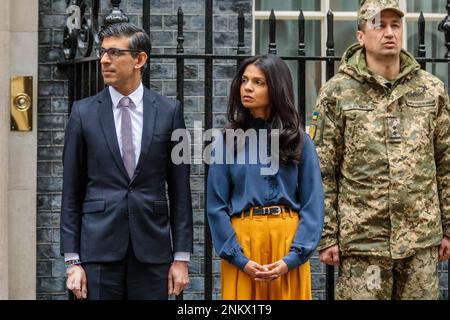 Downing Street, Londra, Regno Unito. 24th febbraio 2023. Il primo ministro britannico, Rishi Sunak e sua moglie accolgono l'ambasciatore ucraino nel Regno Unito, Vadym Prystaiko, sua moglie e suo figlio, membri delle forze armate ucraine e rappresentanti di ogni nazione Interflex a Downing Street, Osservare un minuto di silenzio per celebrare il primo anniversario dell’invasione russa su vasta scala dell’Ucraina. Foto di Amanda Rose/Alamy Live News Foto Stock