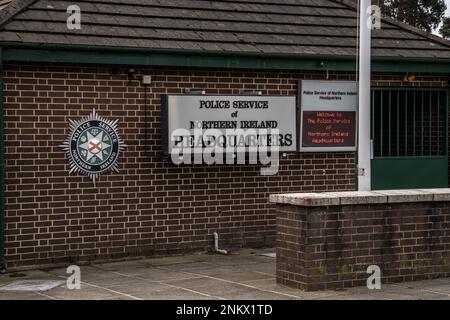 Belfast City, Co Antrim, Irlanda del Nord, febbraio 17th 2023. Vista della sede centrale PSNI dalla segnaletica stradale Foto Stock