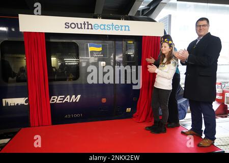 Un'inaugurazione si svolge presso la Southeastern Railway, che nomina un treno City Beam di Classe 707 a 'Spirit of Ukraine', alla Cannon Street Station di Londra, per celebrare l'anniversario dell'invasione russa dell'Ucraina. Data immagine: Venerdì 24 febbraio 2023. Foto Stock