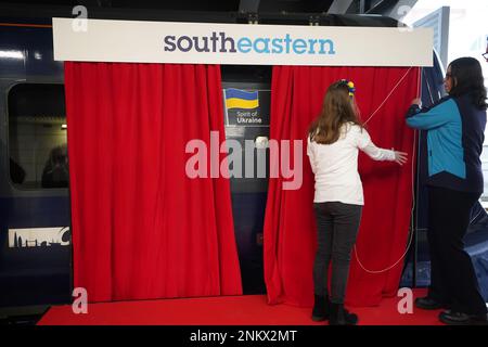 Un'inaugurazione si svolge presso la Southeastern Railway, che nomina un treno City Beam di Classe 707 a 'Spirit of Ukraine', alla Cannon Street Station di Londra, per celebrare l'anniversario dell'invasione russa dell'Ucraina. Data immagine: Venerdì 24 febbraio 2023. Foto Stock