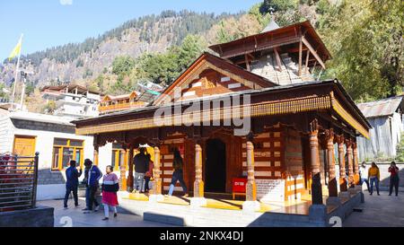 INDIA, HIMACHAL PRADESH, MANALI, novembre 2022, devotee al tempio di Vashistha vicino alle cascate di Jogini Foto Stock