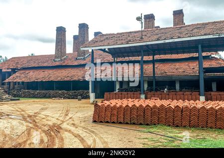 09 12 2007 Sri Lankan tegole fatte a mano forno sulla strada per Negombo Sri Lanka Foto Stock