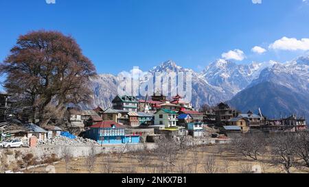 Vista del villaggio di Kalpa e del monte Kinnaur Kailash, Kinnaur, Himachal Pradesh, India Foto Stock