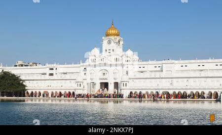 INDIA, PUNJAB, AMRITSAR, Dicembre 2022, devotee all'entrata del Tempio d'Oro o del Tempio di Sri Harmandir Sahib costruito nel 1604, spirito preminente Foto Stock