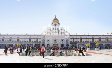 INDIA, PUNJAB, AMRITSAR, Dicembre 2022, turisti all'ingresso del Tempio d'Oro o Sri Harmandir Sahib Tempio costruito nel 1604, pre-eminente spiri Foto Stock
