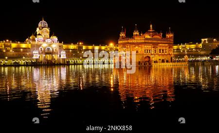 INDIA, PUNJAB, AMRITSAR, 2022 dicembre, devoto al Tempio d'Oro o al Tempio di Sri Harmandir Sahib di notte, luogo spirituale preminente del Sikhismo Foto Stock
