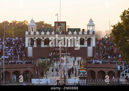 INDIA, PUNJAB, AMRITSAR, dicembre 2022, persone al confine con Wagha, India confine con il Pakistan dal lato di ingresso del Pakistan Foto Stock