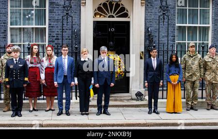 Londra, Regno Unito. 24th Feb, 2023. Il primo ministro, Rishi Sunak, osserva un minuto di silenzio con la moglie Akshata Murty per celebrare il primo anniversario dell'invasione russa su vasta scala dell'Ucraina. Il primo ministro è Unito davanti alla porta di Downing Street dall'ambasciatore ucraino nel Regno Unito, Vadym Prystaiko con sua moglie, membri delle forze armate ucraine e rappresentanti di ogni nazione Interflex. Dopo i minuti di silenzio, è stato cantato l'inno nazionale ucraino. Credit: Notizie dal vivo di Mark Thomas/Alamy Foto Stock