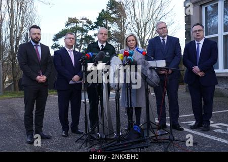 (Da sinistra a destra) Colum Eastwood, leader DUP Jeffrey Donaldson, Police Service of Northern Ireland (PSNI) Capo Constable Simon Byrne, Viceleader Sinn Fein Michelle o'Neill, leader Ulster Unionist Party (UUP) Doug Beattie, E Stephen Farry del partito dell'Alleanza, parlando ai media al di fuori del quartier generale del PSNI a Belfast, dove si incontrano dopo la ripresa dell'ispettore capo del PSNI John Caldwell mercoledì. Data immagine: Venerdì 24 febbraio 2023. Foto Stock