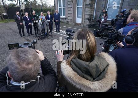 RITRASMISSIONE CHE MODIFICA DA SINISTRA A DESTRA (da sinistra a destra) il leader della SDLP Colum Eastwood, il leader del DUP Jeffrey Donaldson, il Servizio di polizia dell'Irlanda del Nord (PSNI) il Capo Constable Simon Byrne, il vice leader del Sinn Fein Michelle o'Neill, Stephen Farry del partito dell'Alleanza, E Doug Beattie, leader dell'Ulster Unionist Party (UUP), parlando con i media al di fuori della sede centrale del PSNI a Belfast, dove si incontrano dopo la ripresa dell'ispettore capo del PSNI John Caldwell mercoledì. Data immagine: Venerdì 24 febbraio 2023. Foto Stock