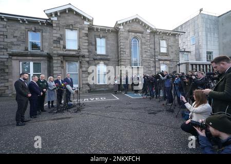 RITRASMISSIONE CHE MODIFICA DA SINISTRA A DESTRA (da sinistra a destra) il leader della SDLP Colum Eastwood, il leader del DUP Jeffrey Donaldson, il Servizio di polizia dell'Irlanda del Nord (PSNI) il Capo Constable Simon Byrne, il vice leader del Sinn Fein Michelle o'Neill, Stephen Farry del partito dell'Alleanza, E Doug Beattie, leader dell'Ulster Unionist Party (UUP), parlando con i media al di fuori della sede centrale del PSNI a Belfast, dove si incontrano dopo la ripresa dell'ispettore capo del PSNI John Caldwell mercoledì. Data immagine: Venerdì 24 febbraio 2023. Foto Stock