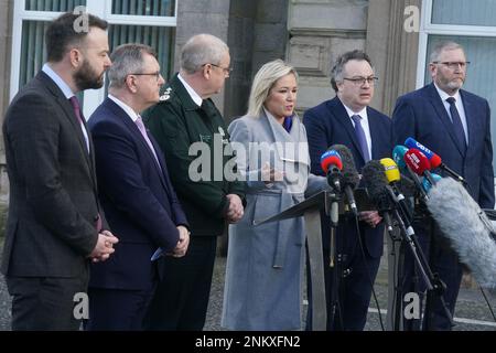 (Da sinistra a destra) il leader dell'SDLP Colum Eastwood, il leader del DUP Jeffrey Donaldson, il servizio di polizia dell'Irlanda del Nord (PSNI) il Capo Constable Simon Byrne, il vice leader del Sinn Fein Michelle o'Neill, Stephen Farry del partito dell'Alleanza, E Doug Beattie, leader dell'Ulster Unionist Party (UUP), parlando con i media al di fuori della sede centrale del PSNI a Belfast, dove si incontrano dopo la ripresa dell'ispettore capo del PSNI John Caldwell mercoledì. Data immagine: Venerdì 24 febbraio 2023. Foto Stock