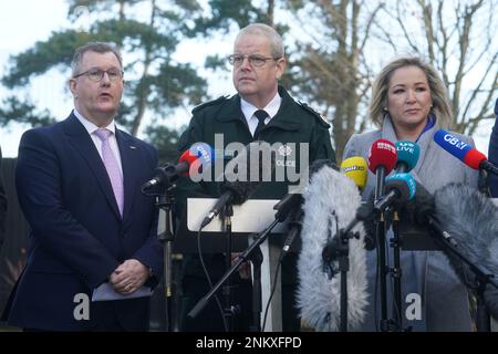 (Da sinistra a destra) leader del DUP Jeffrey Donaldson, Police Service of Northern Ireland (PSNI) Capo Constable Simon Byrne, e vice leader del Sinn Fein Michelle o'Neill parlando ai media fuori dalla sede centrale del PSNI a Belfast, dove si incontrano dopo la sparatoria del Capo ispettore del PSNI John Caldwell il mercoledì. Data immagine: Venerdì 24 febbraio 2023. Foto Stock