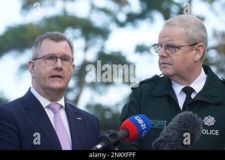 (Da sinistra a destra) leader del DUP Jeffrey Donaldson e del servizio di polizia dell'Irlanda del Nord (PSNI) Capo Constable Simon Byrne parlando ai media al di fuori del quartier generale del PSNI a Belfast, dove si incontrano dopo la ripresa dell'ispettore capo del PSNI John Caldwell. Data immagine: Venerdì 24 febbraio 2023. Foto Stock