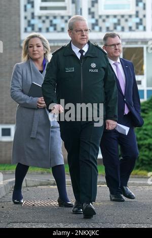 (Da sinistra a destra) Sinn Fein, vice-leader Michelle o'Neill, servizio di polizia dell'Irlanda del Nord (PSNI), Capo Constable Simon Byrne, E il leader del DUP Jeffrey Donaldson, in arrivo per una conferenza stampa al di fuori della sede centrale del PSNI a Belfast, dove si incontrano dopo la ripresa dell'ispettore capo del PSNI John Caldwell mercoledì. Data immagine: Venerdì 24 febbraio 2023. Foto Stock